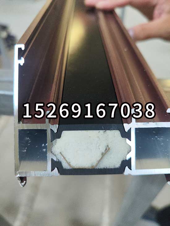 斷橋鋁腔體注入發(fā)泡(圖6) 斷橋鋁腔體注入穿條發(fā)泡機案例